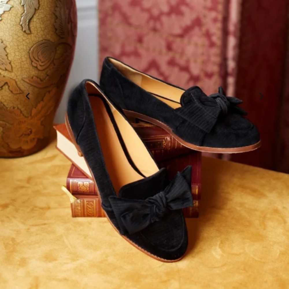 Sezane Noalie Loafers in black velvet